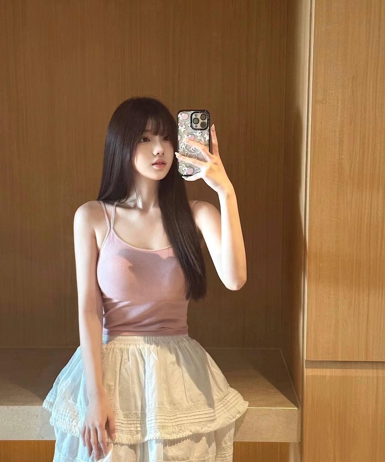 茶馆社交距离学，一张桌子，两杯茶，恰到好处